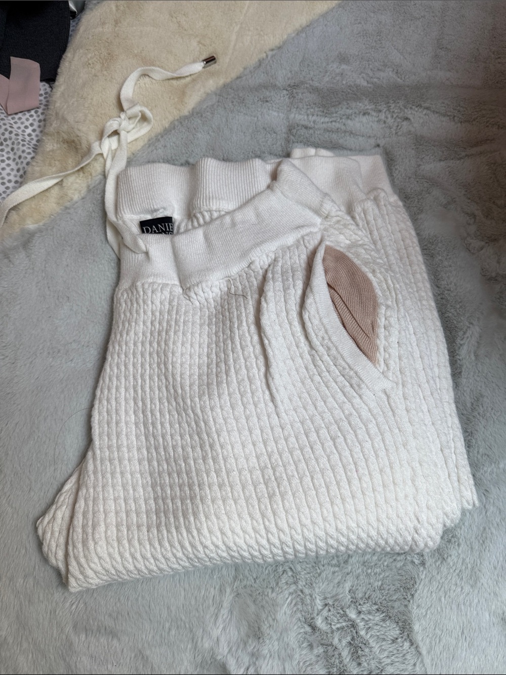 DANIELLE BERNSTEIN Cream Cable-Knit Crew Sweater